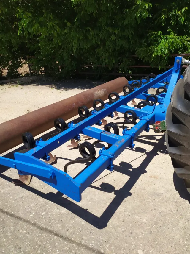 Cultivador agrícola azul