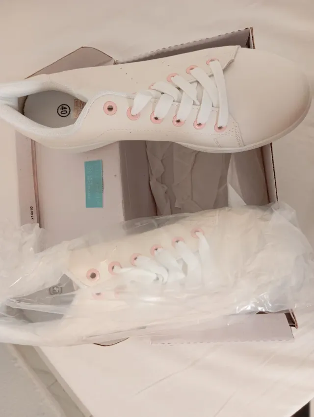 Tenis blancos con detalles rosa talla 40