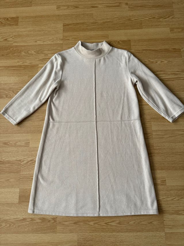 Vestido beige cuello alto manga larga