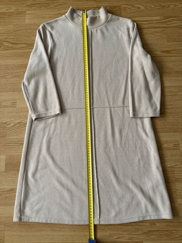 Vestido beige cuello alto manga larga