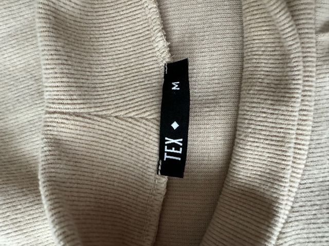 Vestido beige cuello alto manga larga