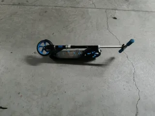 Patinete infantil azul y negro