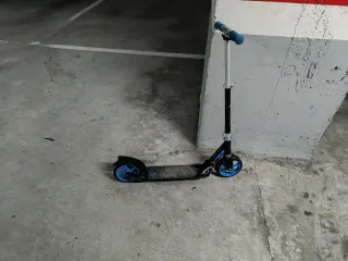 Patinete infantil azul y negro