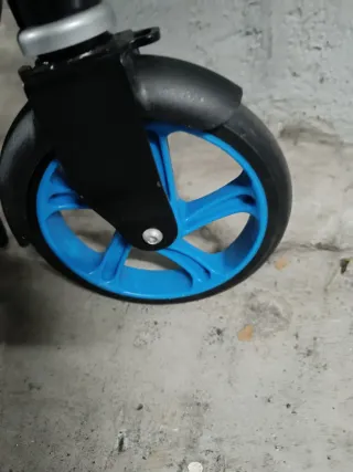 Patinete infantil azul y negro