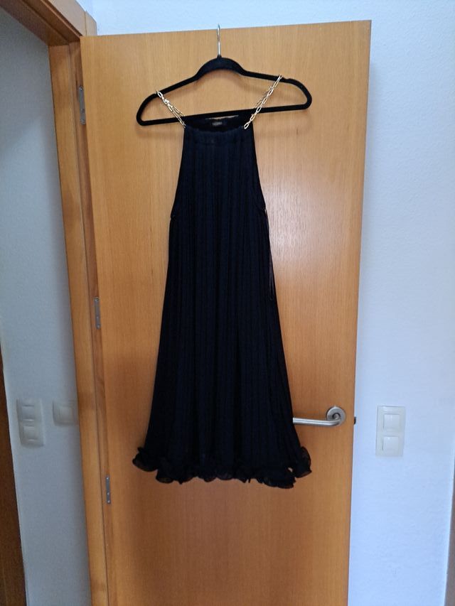 Vestido negro plisado con cadenas