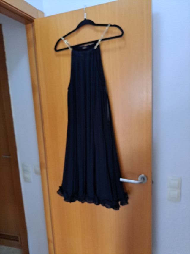 Vestido negro plisado con cadenas