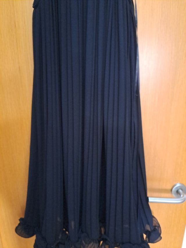 Vestido negro plisado con cadenas