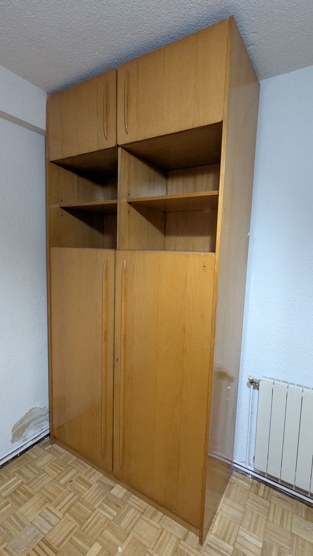 Armario de madera con puertas y estantes