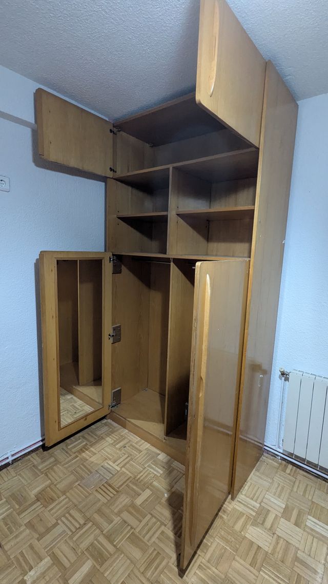 Armario de madera con puertas y estantes