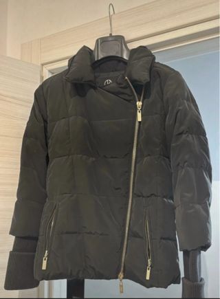 Giubbino donna nero con zip asimmetrica