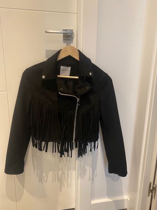 Cazadora Bershka negra con flecos