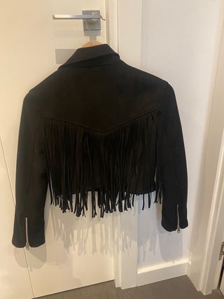 Cazadora Bershka negra con flecos
