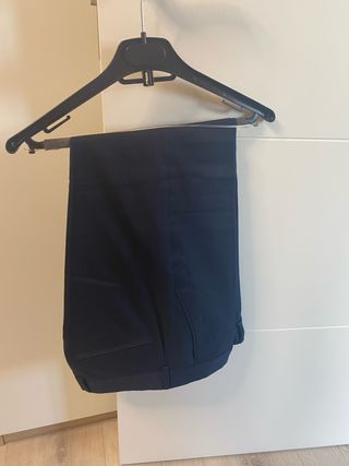 Traje Zara azul marino hombre.