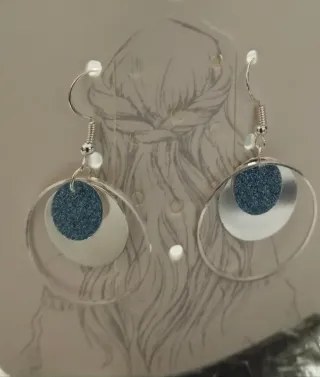 Pendientes plateados y azules