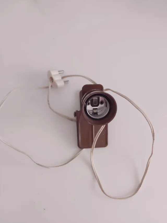 Bombilla con pinza y enchufe