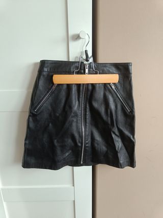 Falda corta cuero sintético Mango