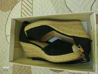 Zapatos de cuña negros y beige