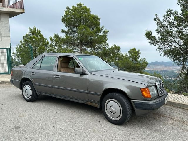 Mercedes-Benz Clase E 1986