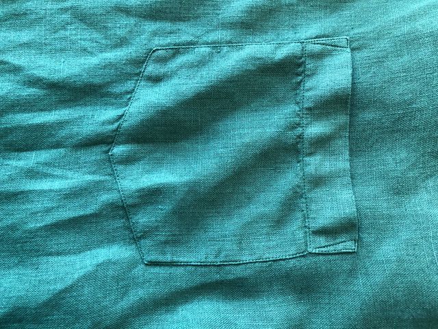 Camicia uomo in lino verde  indossata un paio di v