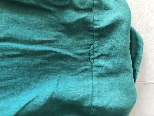 Camicia uomo in lino verde  indossata un paio di v