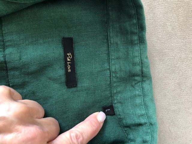 Camicia uomo in lino verde  indossata un paio di v