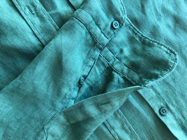 Camicia uomo in lino verde  indossata un paio di v