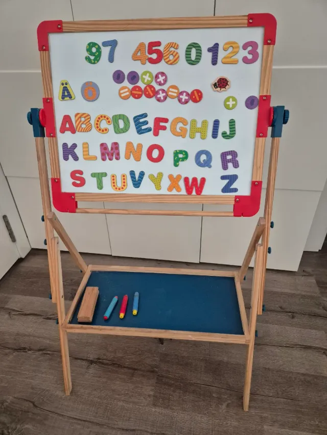 Pizarra escolar de madera con accesorios