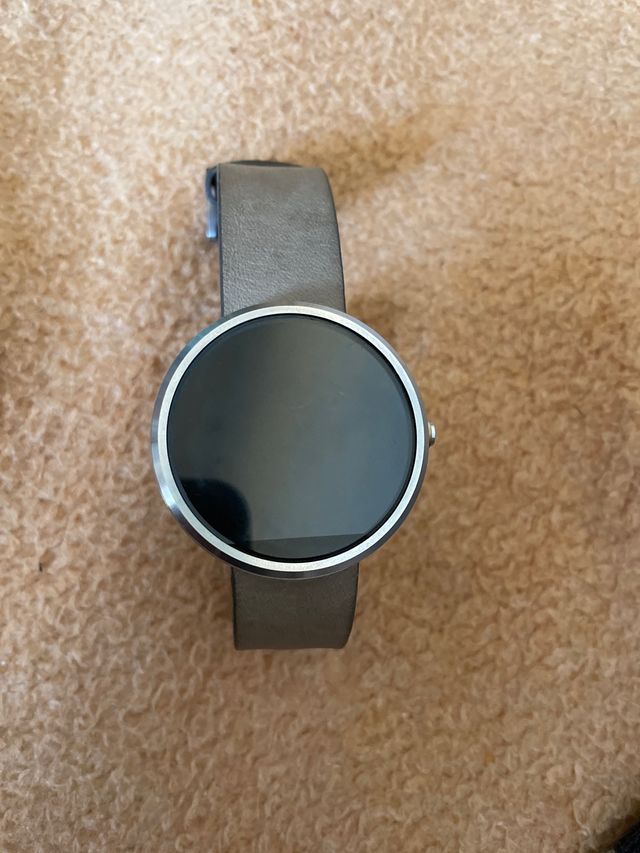 Orologio intelligente nero e grigio senza caricatore