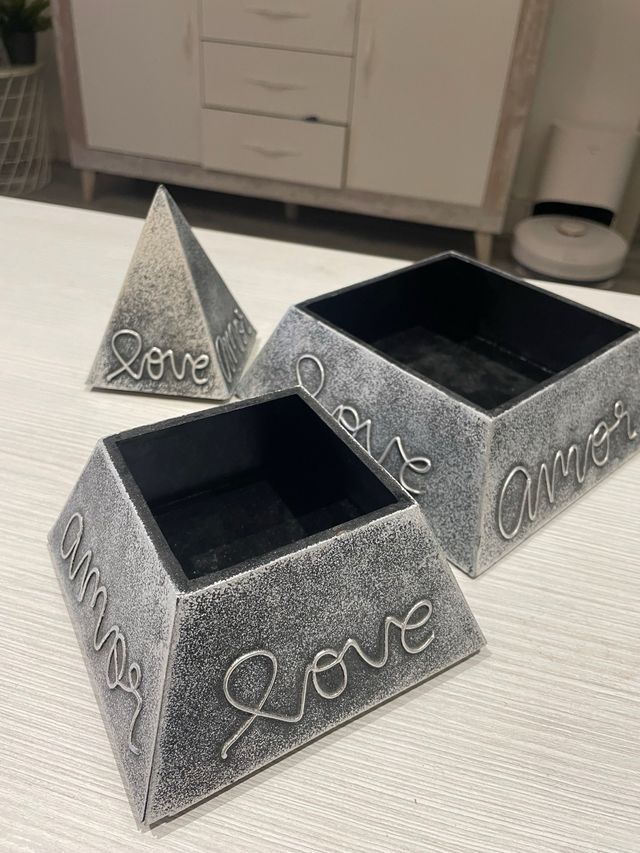 Pirámide Decorativa Gris Plateado