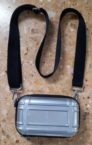 Bolso plateado Zara sin usar.