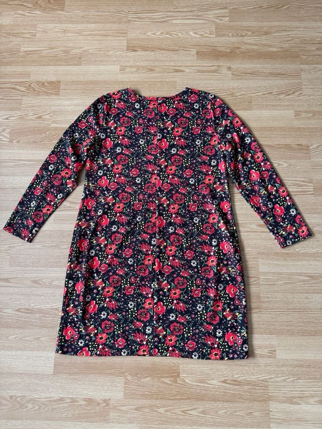 Vestido floral negro y rojo