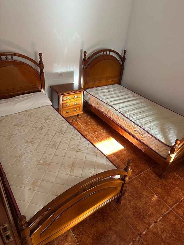 2 Camas de madera + Mesilla