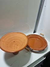 Fuente de barro artesanal con asas