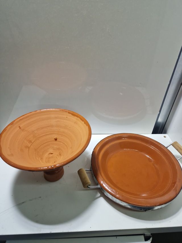 Fuente de barro artesanal con asas