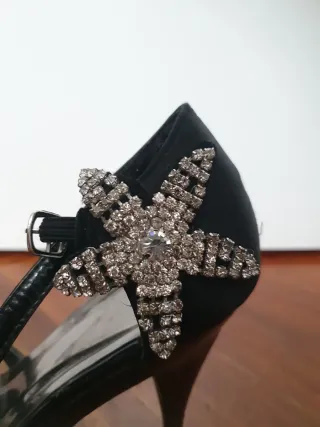 Tacones de fiesta negros con pedrería