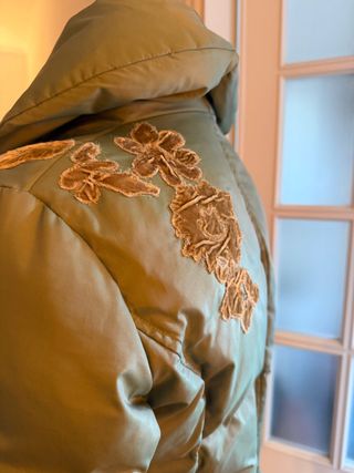 Giubbotto piumino verde salvia con ricami