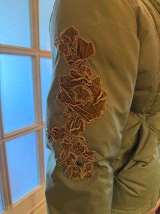 Giubbotto piumino verde salvia con ricami