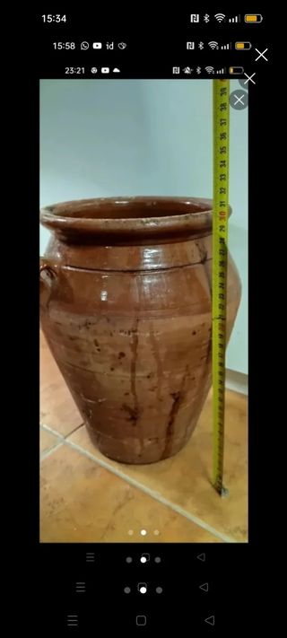 Botijo de barro antiguo