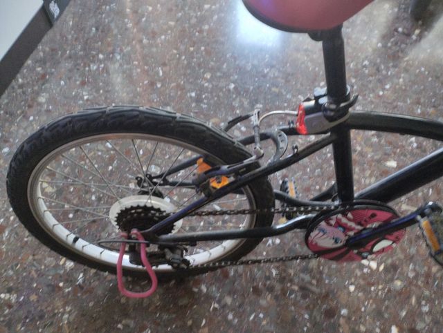 Bicicleta infantil rosa y negra