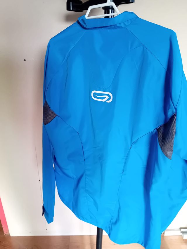 Cortavientos azul con logo