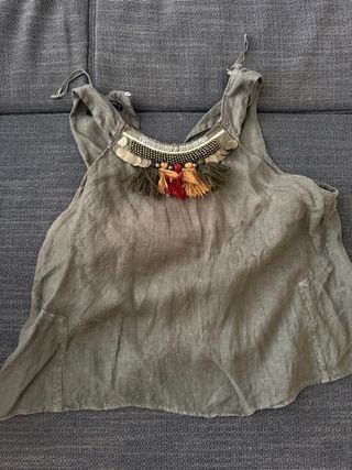 Top étnico con abalorios y flecos