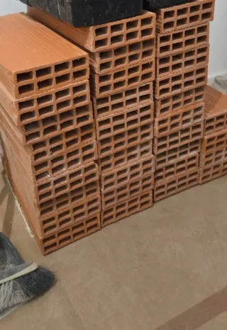 Ladrillos,pladur y manguito inodoro