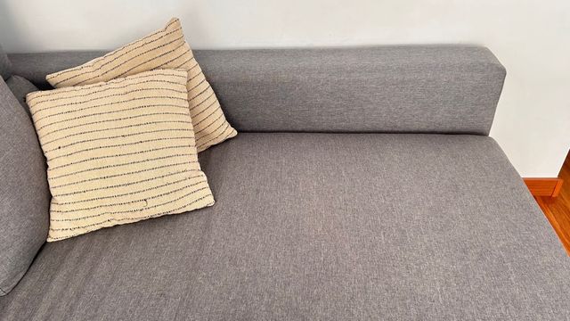 Sofá chaiselongue gris tela