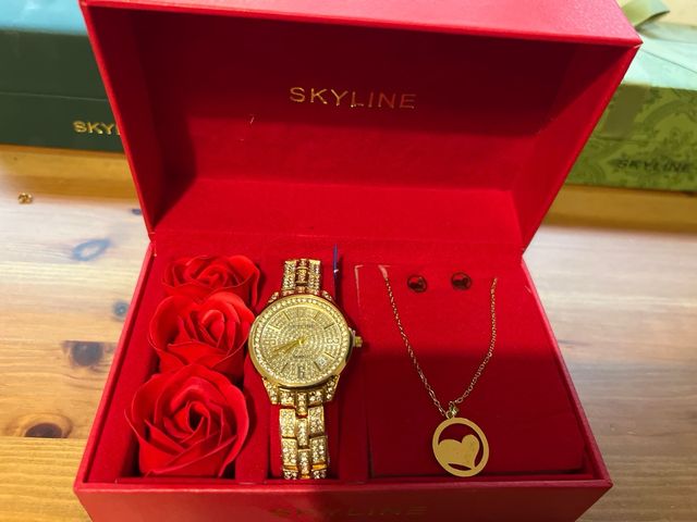Reloj Skyline Dorado con Set de Joyería