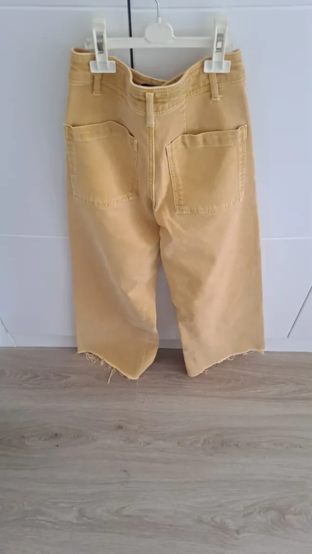 Pantalón ancho de Zara color mostaza
