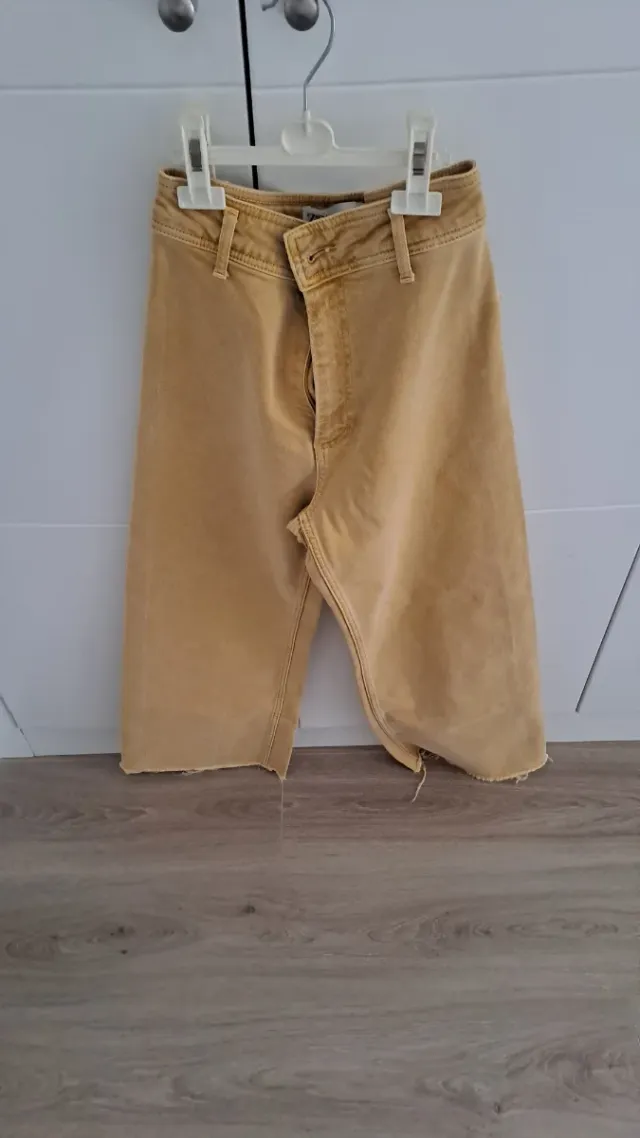 Pantalón ancho de Zara color mostaza