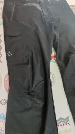 Pantalón negro con logo