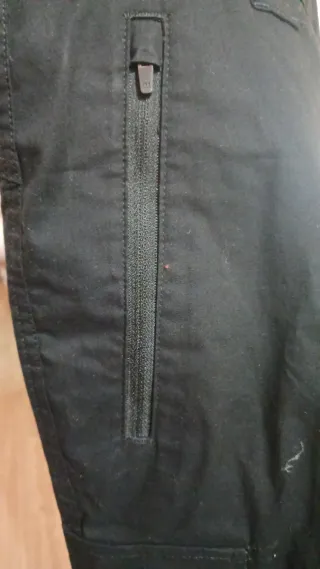 Pantalón negro con logo