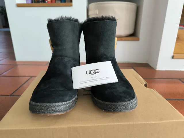 Stivali UGG neri con bottone