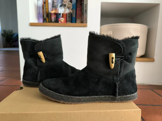 Stivali UGG neri con bottone